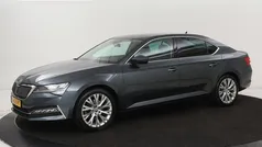 Grijs, metallic lak Gebruikt 2020 Skoda Superb Hatchback | € 16.900 (Super prijs)