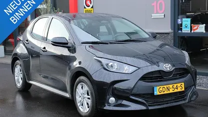 Zwart Occasion 2024 Toyota Yaris Hybrid Business Edition Hatchback | € 22.935 (Eerlijke prijs)