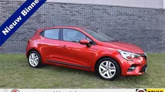 Rood Gebruikt 2022 Renault Clio V Zen Hatchback | € 12.440 (Eerlijke prijs)
