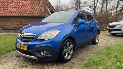 Blauw, metallic lak Gebruikt 2013 Opel Mokka Cosmo SUV | € 7.450 (Eerlijke prijs)
