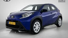Blauw metallic Gebruikt 2024 Toyota Aygo Play Hatchback | € 17.995 (Eerlijke prijs)