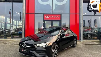 Zwart Gebruikt 2021 Mercedes CLA250 Premium Plus Sedan | € 33.999 (Eerlijke prijs)