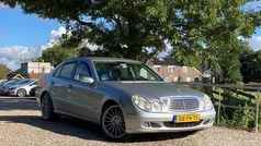 Grijs, metallic lak Gebruikt 2005 Mercedes E240 Classic Sedan | € 5.975 (Eerlijke prijs)
