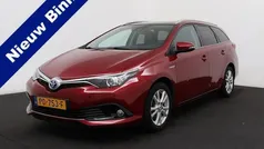 Rood, metallic lak Gebruikt 2017 Toyota Auris Touring Sports Stationwagen | € 15.950 (Eerlijke prijs)