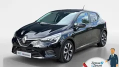 Noir étoilé gne (donker zwart) Gebruikt 2023 Renault Clio V Evolution Hatchback | € 22.935 (Eerlijke prijs)