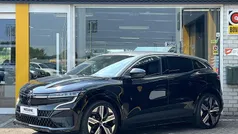 Black gne + grey kqg (biywx) Nieuw 2025 Renault Mégane Iconic Hatchback | € 42.659 (Eerlijke prijs)