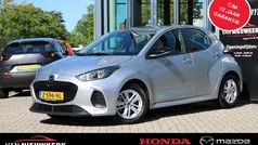 Grijs Gebruikt 2024 Mazda 2 Center-Line Hatchback | € 23.400 (Eerlijke prijs)