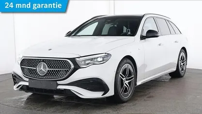 Wit (metallic) Occasion 2025 Mercedes E300 AMG Stationwagen | € 64.750 (Eerlijke prijs)