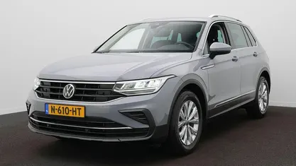 Grijs Gebruikt 2021 VW Tiguan Life SUV | € 28.795 (Super prijs)