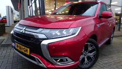 Rood, metallic lak Gebruikt 2020 Mitsubishi Outlander Instyle SUV | € 23.945 (Eerlijke prijs)