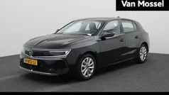 Zwart Gebruikt 2022 Opel Astra Edition Hatchback | € 15.900 (Eerlijke prijs)