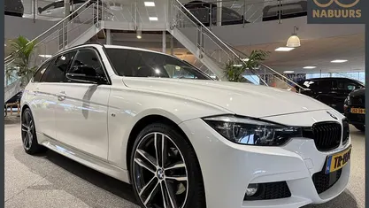 Wit Occasion 2018 BMW 320 M Sport Stationwagen | € 22.450 (Eerlijke prijs)