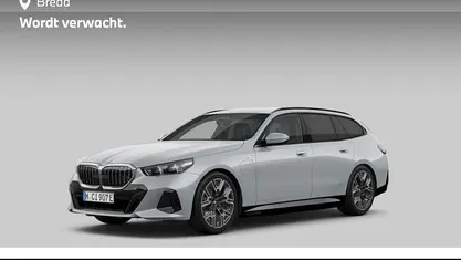 Grijs Occasion 2024 BMW 530e M Sport Stationwagen | € 59.880 (Eerlijke prijs)