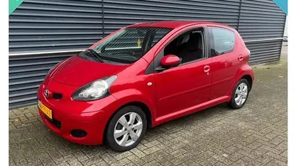 Occasion Toyota Aygo 68 PK (50 kW) 2011 Rood Hatchback