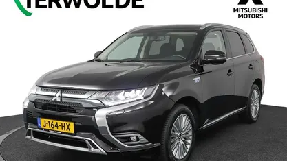 Zwart Gebruikt 2020 Mitsubishi Outlander P-HEV SUV | € 25.340 (Eerlijke prijs)