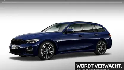 Blauw (metallic) Gebruikt 2022 BMW 320e Executive Stationwagen | € 32.495 (Eerlijke prijs)