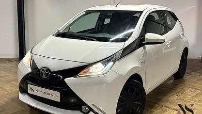 Wit Gebruikt 2017 Toyota Aygo X-play Hatchback | € 6.740 (Eerlijke prijs)
