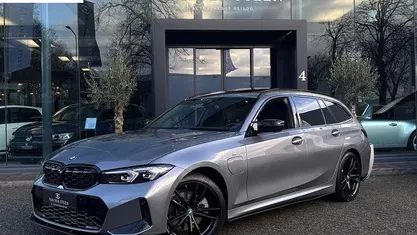 Grijs (metallic) Occasion 2023 BMW 320e Performance Stationwagen | € 39.750 (Eerlijke prijs)