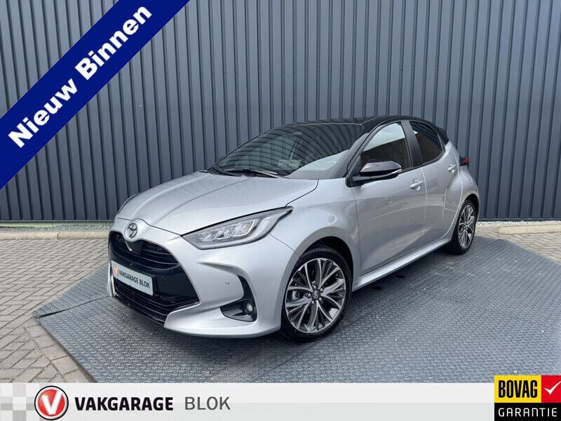 Grijs Gebruikt 2024 Toyota Yaris Hybrid Executive Hatchback | € 28.950 (Eerlijke prijs) - Afbeelding 1/4
