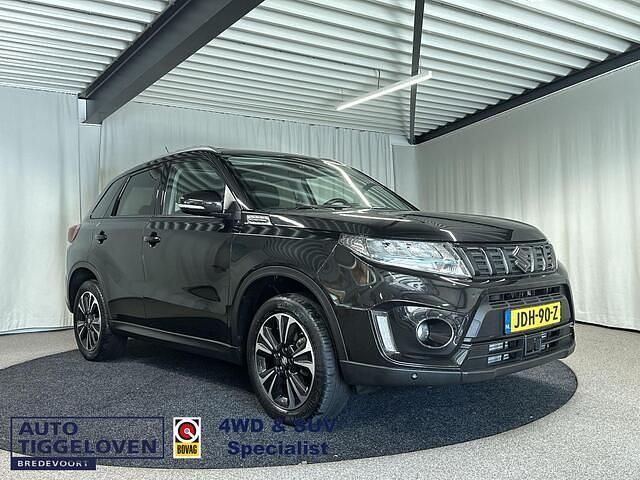 Zwart Gebruikt 2021 Suzuki Vitara Style SUV | € 25.500 (Eerlijke prijs) - Afbeelding 1/4