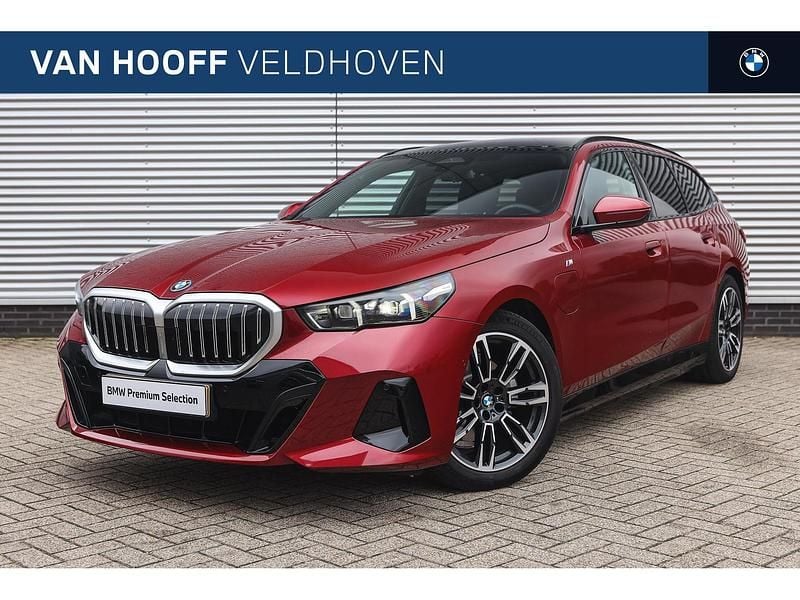 Rood Gebruikt 2025 BMW 530e M Sport Stationwagen | € 64.950 - Afbeelding 1/4
