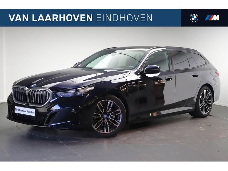Zwart Occasion 2024 BMW 530e M Sport Stationwagen | € 58.950 (Eerlijke prijs) - Afbeelding 1/4