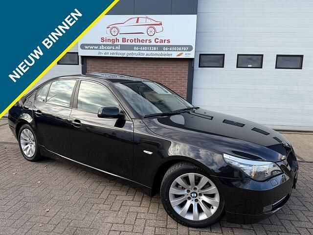 Zwart Gebruikt 2009 BMW 525 Sedan | € 7.399 (Eerlijke prijs) - Afbeelding 1/4