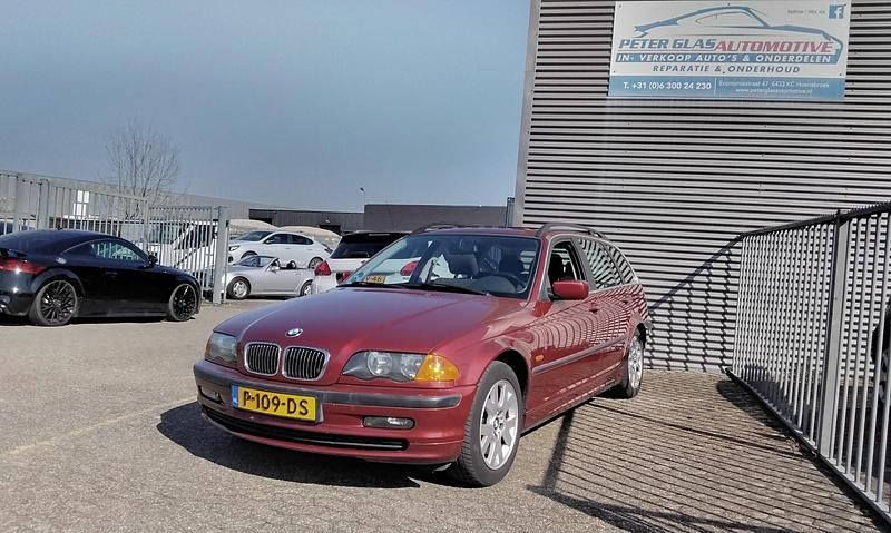 Rood (metallic) Gebruikt 2001 BMW 325 Executive Stationwagen | € 5.750 (Eerlijke prijs) - Afbeelding 1/4