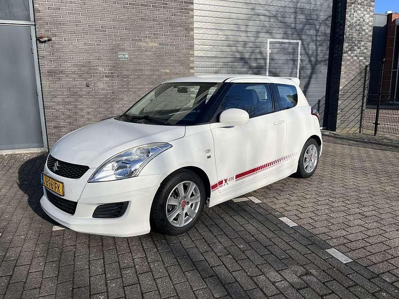 Wit Occasion 2012 Suzuki Swift Hatchback | € 7.600 (Iets duurder) - Afbeelding 1/4
