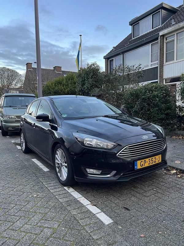 Zwart Gebruikt 2015 Ford Focus Hatchback | € 4.250 (Eerlijke prijs) - Afbeelding 1/4