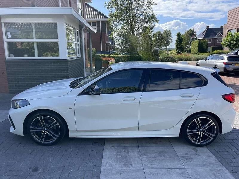 Wit Gebruikt 2021 BMW 116 Shadowline Hatchback | € 24.795 (Eerlijke prijs) - Afbeelding 1/4