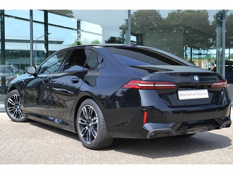 Occasion BMW 530e Shadowline 190 PK (139 kW) 2024 Saphirschwarz (donker zwart metallic) Sedan