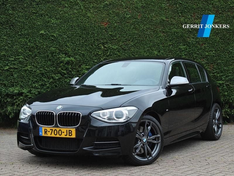 Zwart Gebruikt 2014 BMW M135 Executive Hatchback | € 19.900 (Eerlijke prijs) - Afbeelding 1/4