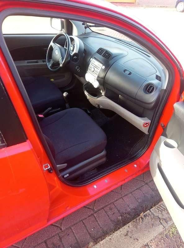 Rood Occasion 2006 Daihatsu Sirion Hatchback | € 650 (Goede deal) - Afbeelding 1/4
