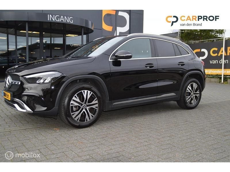 Zwart Occasion 2024 Mercedes GLA180 AMG line Plus SUV | € 42.950 (Super prijs) - Afbeelding 1/4
