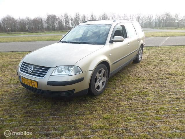 Beige Occasion 2002 VW Passat Comfortline Stationwagen | € 1.350 (Goede deal) - Afbeelding 1/4