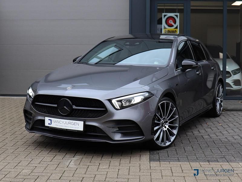 Grijs Gebruikt 2020 Mercedes A250 Business Hatchback | € 30.850 (Eerlijke prijs) - Afbeelding 1/4