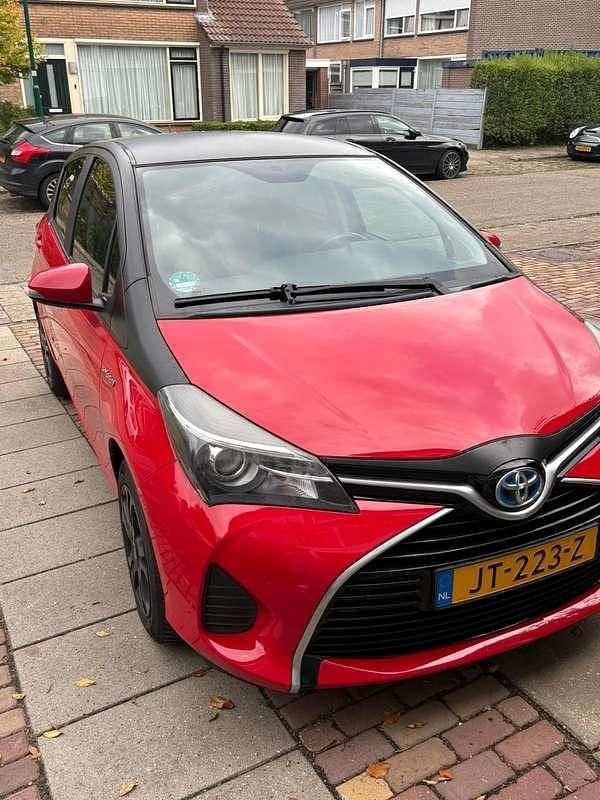 Rood Gebruikt 2016 Toyota Yaris MPV | € 8.950 (Eerlijke prijs) - Afbeelding 1/4