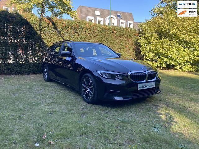 Zwart Gebruikt 2022 BMW 316 Comfort Edition Stationwagen | € 19.999 - Afbeelding 1/4