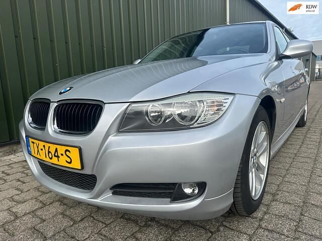 Grijs Gebruikt 2009 BMW 320 Sedan | € 6.999 (Eerlijke prijs) - Afbeelding 1/4