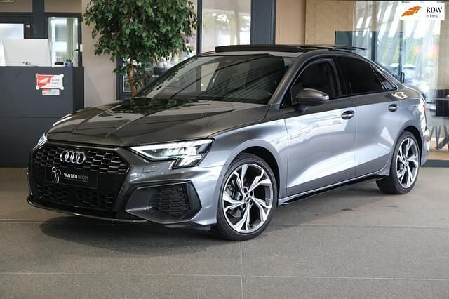 Grijs, metallic lak Gebruikt 2022 Audi A3 S-Line Sedan | € 31.950 (Eerlijke prijs) - Afbeelding 1/4