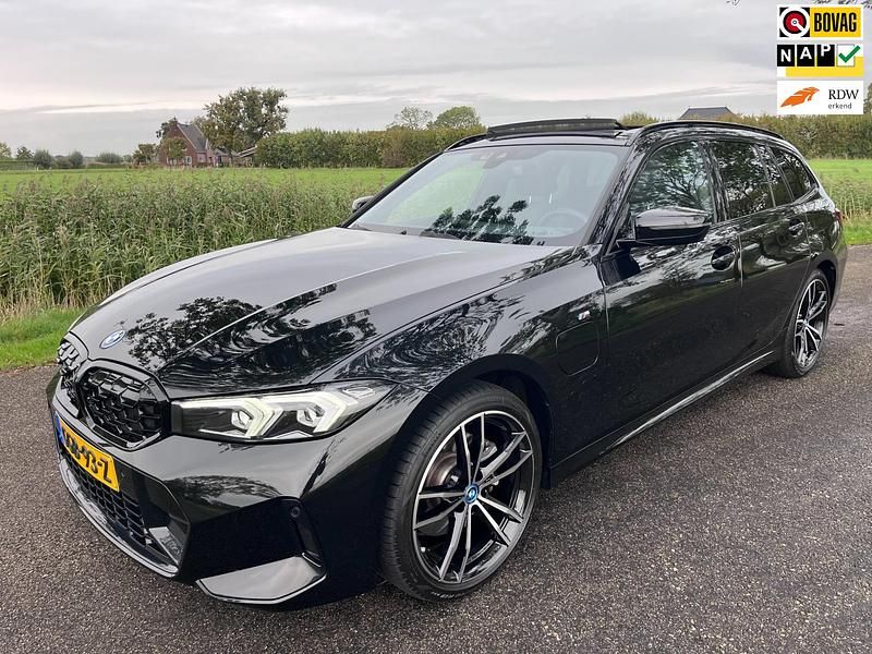 Zwart Occasion 2024 BMW 320e M Sport Stationwagen | € 41.950 (Eerlijke prijs) - Afbeelding 1/4