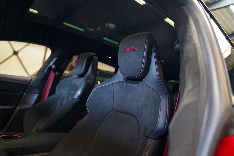 Occasion Porsche Taycan Sport Turismo 380 kW (517 PK) 2022 Rood Stationwagen