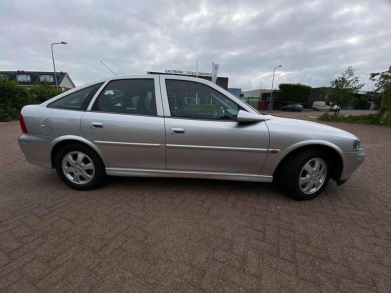 Occasion Opel Vectra Business Edition 101 PK (74 kW) 2001 Zilver Hatchback