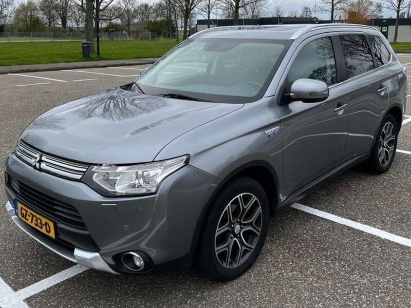 Grijs Gebruikt 2015 Mitsubishi Outlander P-HEV Edition Stationwagen | € 17.777 (Duur) - Afbeelding 1/1