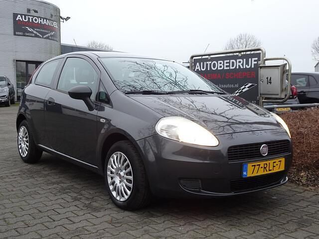 Grijs Gebruikt 2011 Fiat Grande Punto Hatchback | € 1.950 (Goede deal) - Afbeelding 1/4