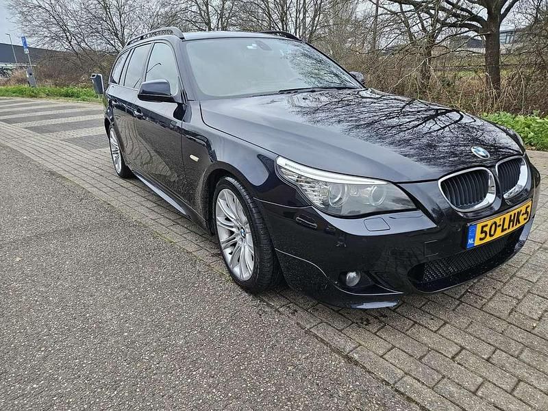 Zwart Occasion 2010 BMW 520 Stationwagen | € 6.950 (Super prijs) - Afbeelding 1/4