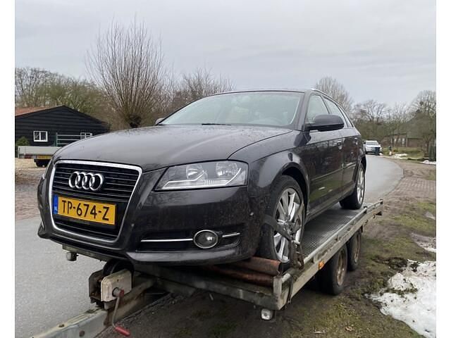 Grijs (metallic) Occasion 2010 Audi A3 Sportback Ambition Hatchback | € 1.350 - Afbeelding 1/4