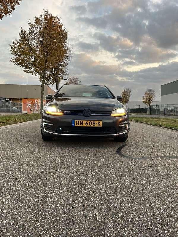 Zwart Occasion 2015 VW Golf VII GTE Stationwagen | € 14.000 (Duur) - Afbeelding 1/4