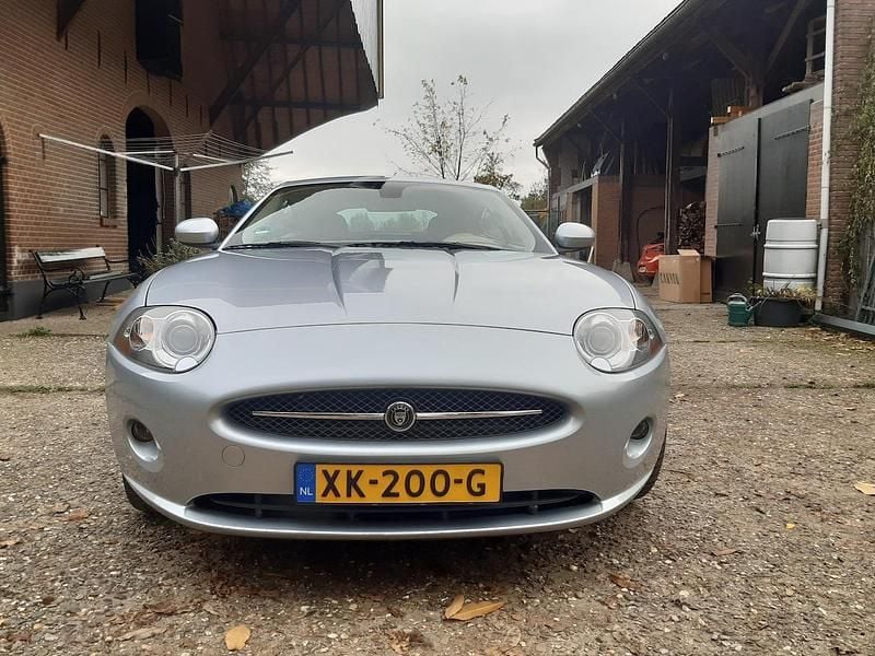 Zilver Gebruikt 2006 Jaguar XK Coupé | € 21.000 (Eerlijke prijs) - Afbeelding 1/4
